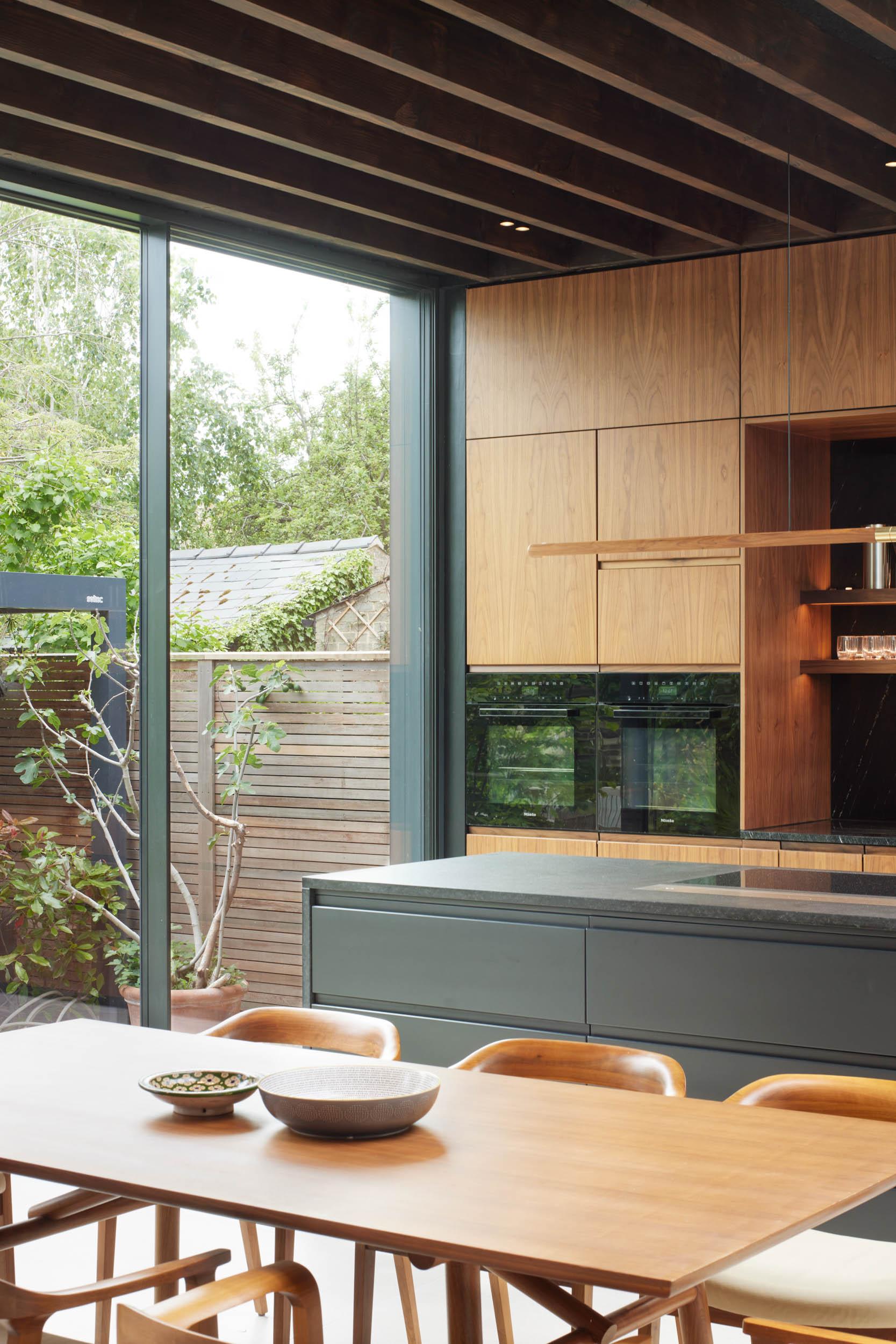 Light flooding into the space via the large sliding doors to the garden| cdc studio cambridge architects